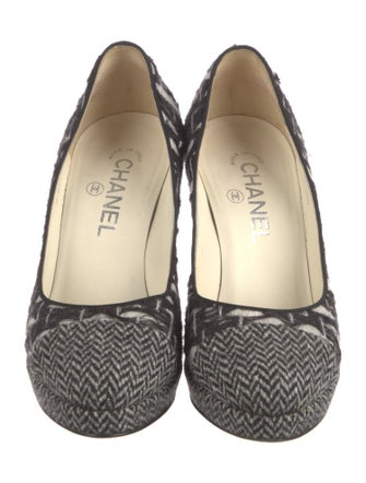 Chanel 2010 Interlocking CC Logo Pumps