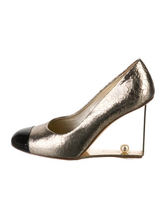 Chanel Interlocking CC Logo Calfskin Pumps