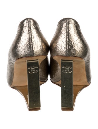 Chanel Interlocking CC Logo Calfskin Pumps