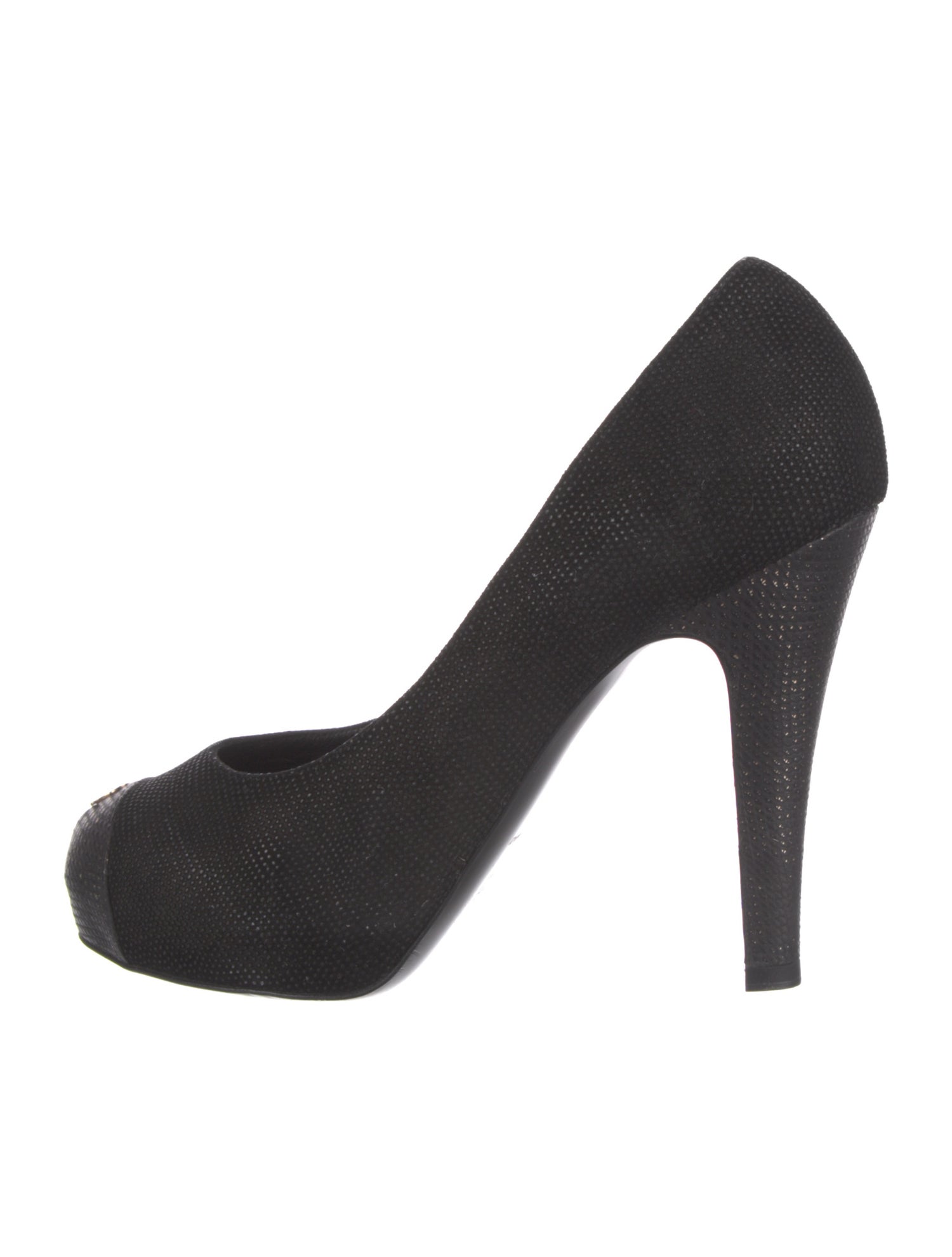 Chanel Interlocking CC Logo Pumps