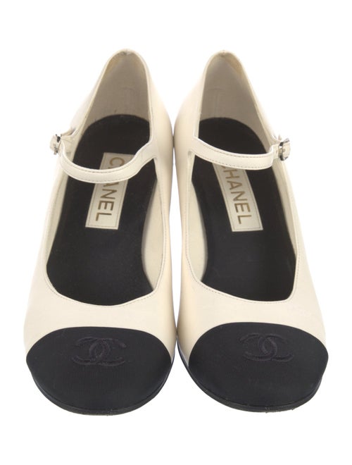 Chanel Interlocking CC Logo Leather Pumps