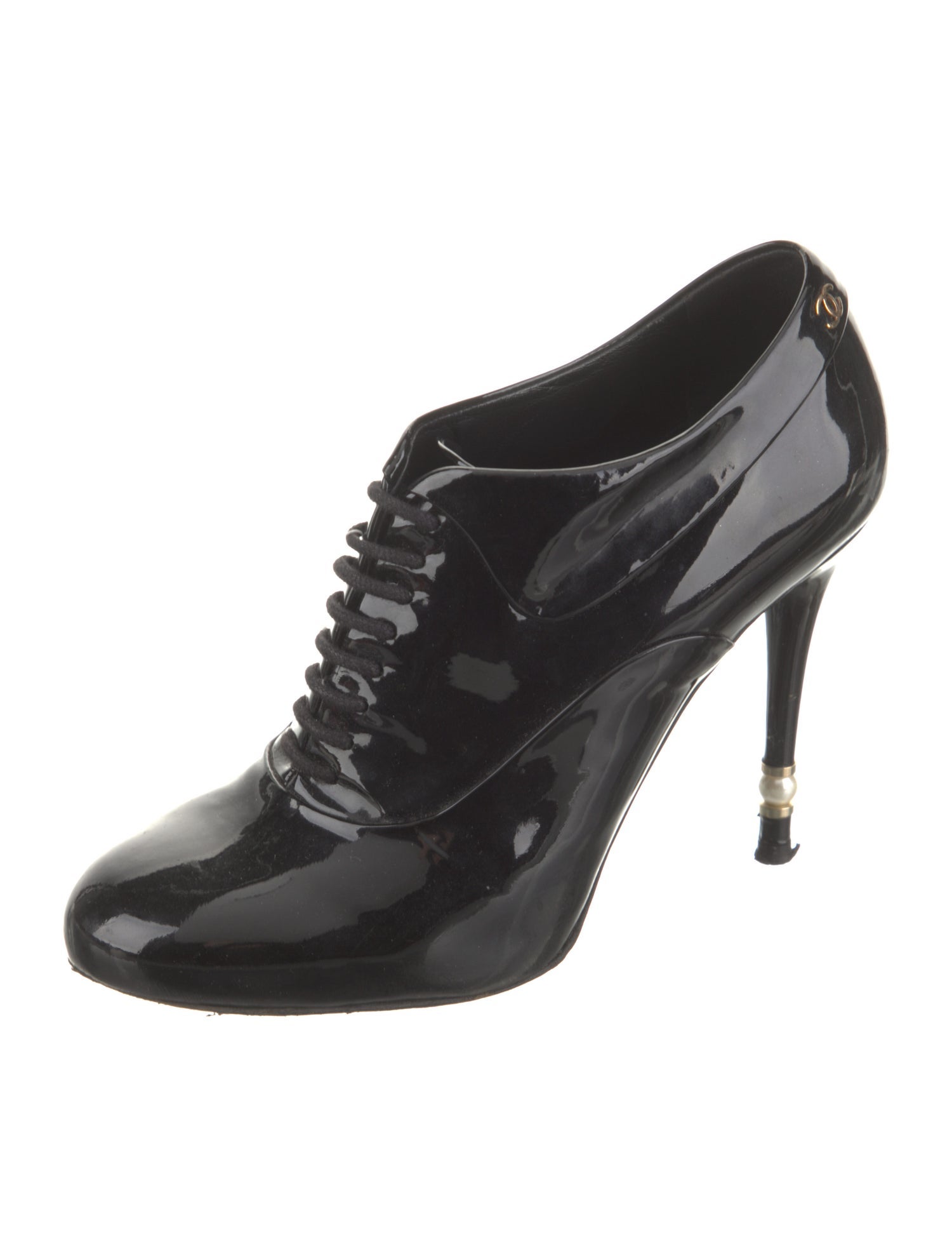 Chanel Interlocking CC Logo Patent Leather Pumps