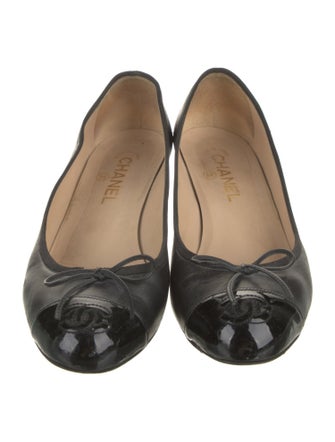 Chanel Interlocking CC Logo Leather Pumps