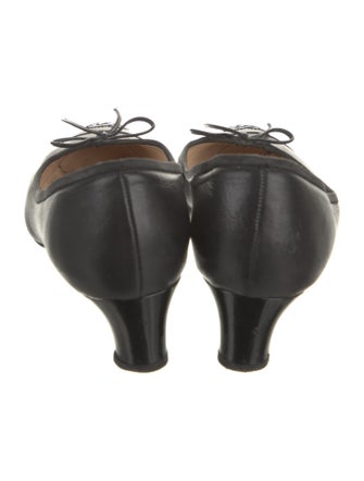 Chanel Interlocking CC Logo Leather Pumps