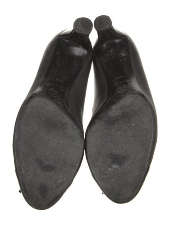 Chanel Interlocking CC Logo Leather Pumps