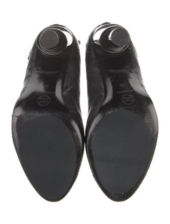 Chanel Interlocking CC Logo Leather Pumps