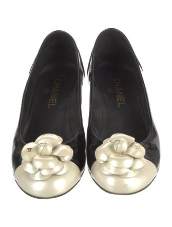 Chanel Interlocking CC Logo Patent Leather Pumps