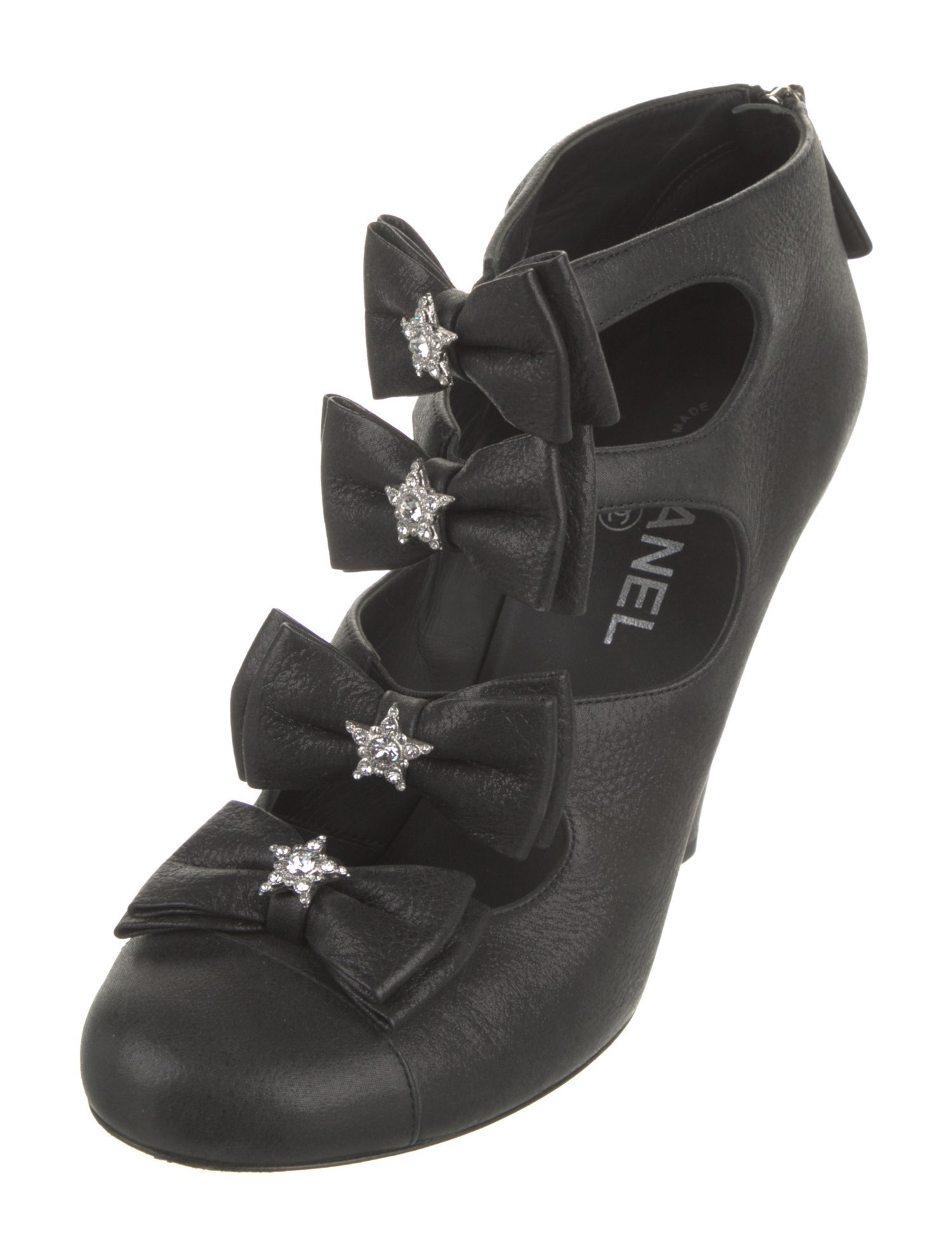 Chanel Interlocking CC Logo Leather Pumps