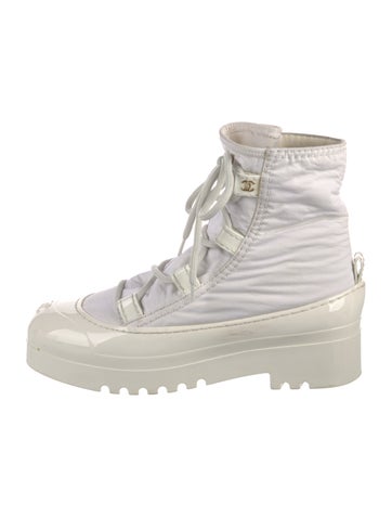 Pre-owned Chanel 2019 Interlocking Cc Logo Snow Boots In White