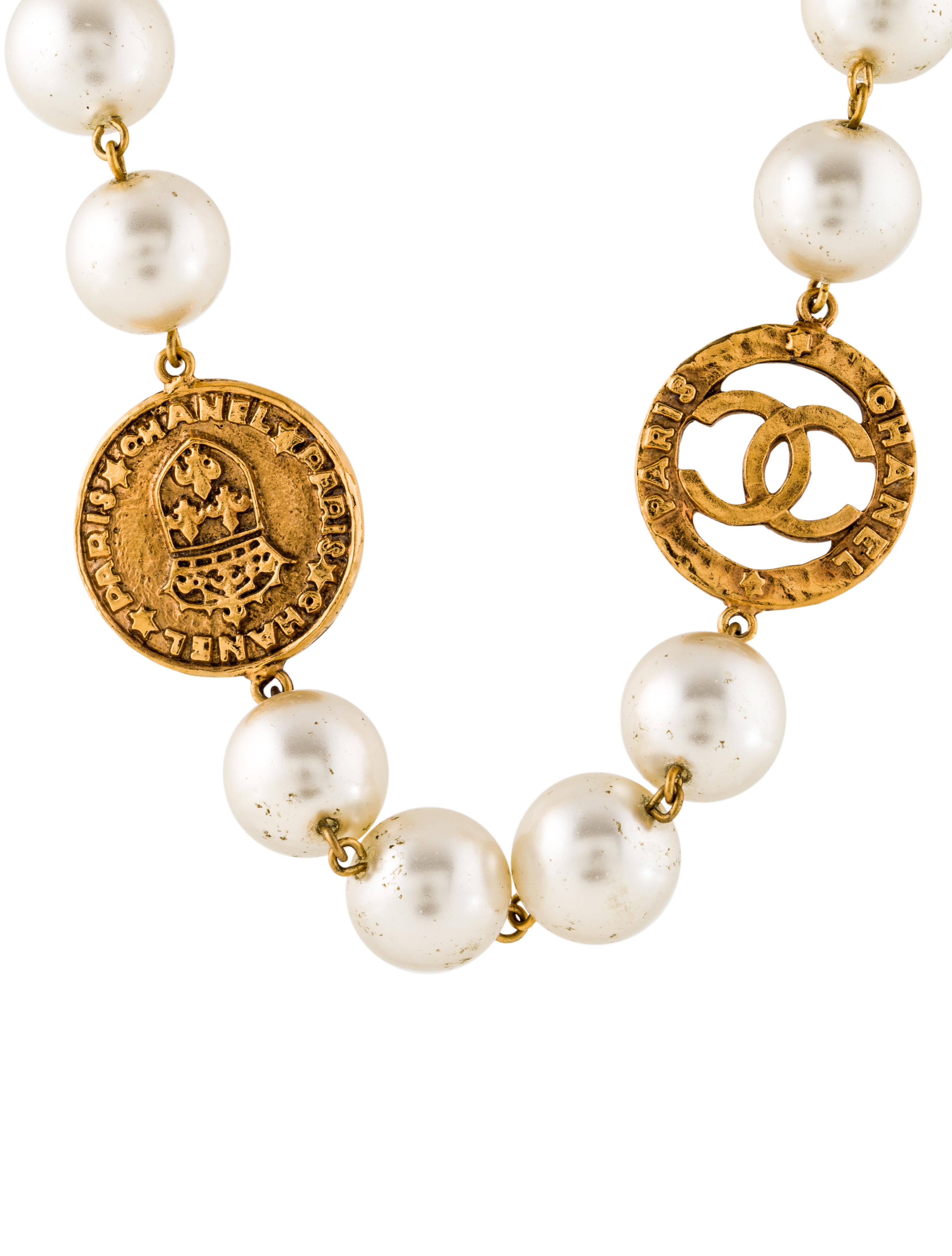 Chanel Faux Pearl & Medallion Chain Necklace Necklaces CHA185286