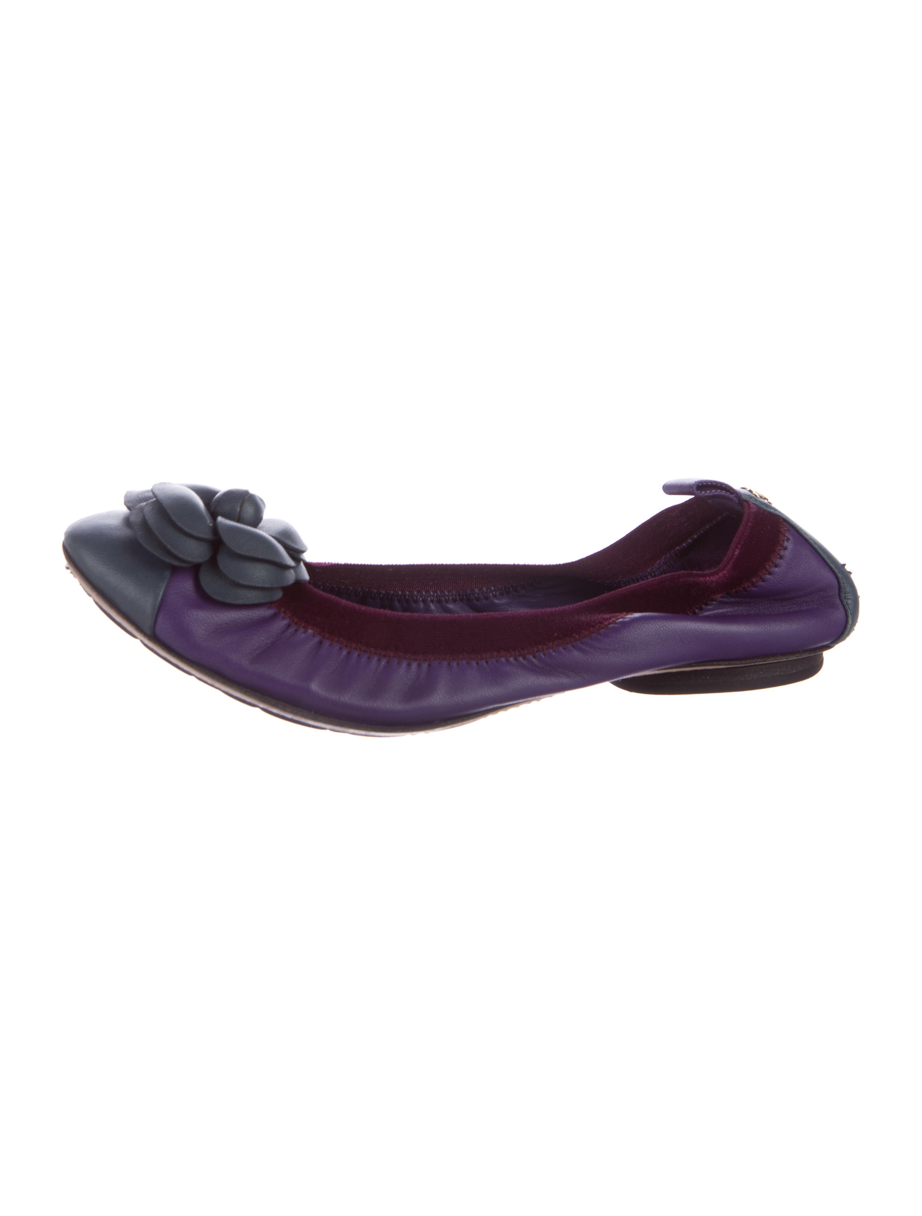 chanel flats shoes chanel camellia cap toe flats shoes cha186213 the chanel flats shoes chanel camellia cap toe flats shoes cha186213 the