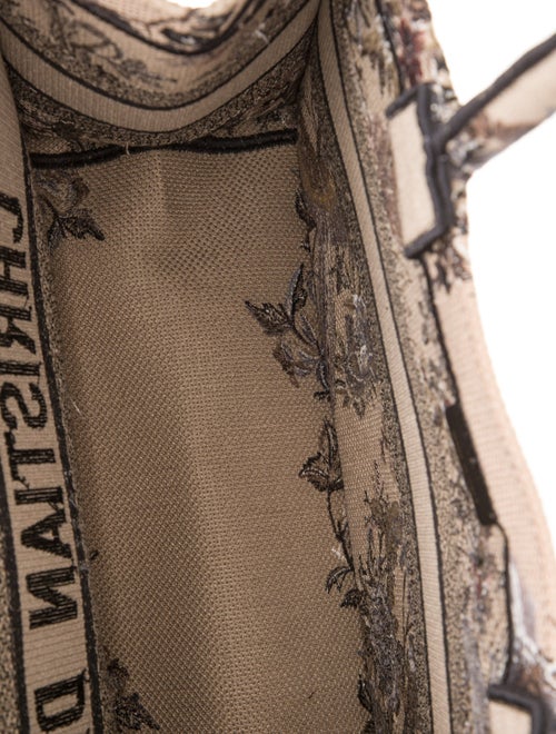 Christian Dior Jardin d’Hiver Book Medium 2022