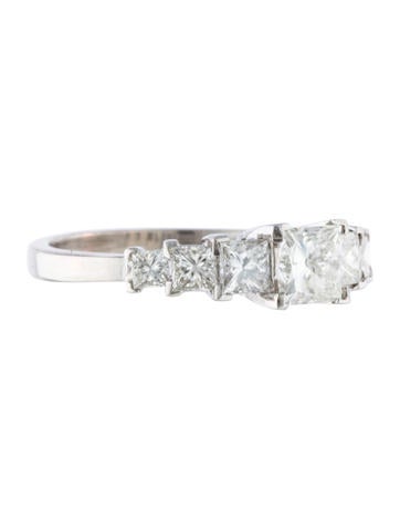18K Graduated Princess Cut Diamond Ring