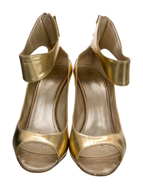 Gianvito Rossi Leather Pumps