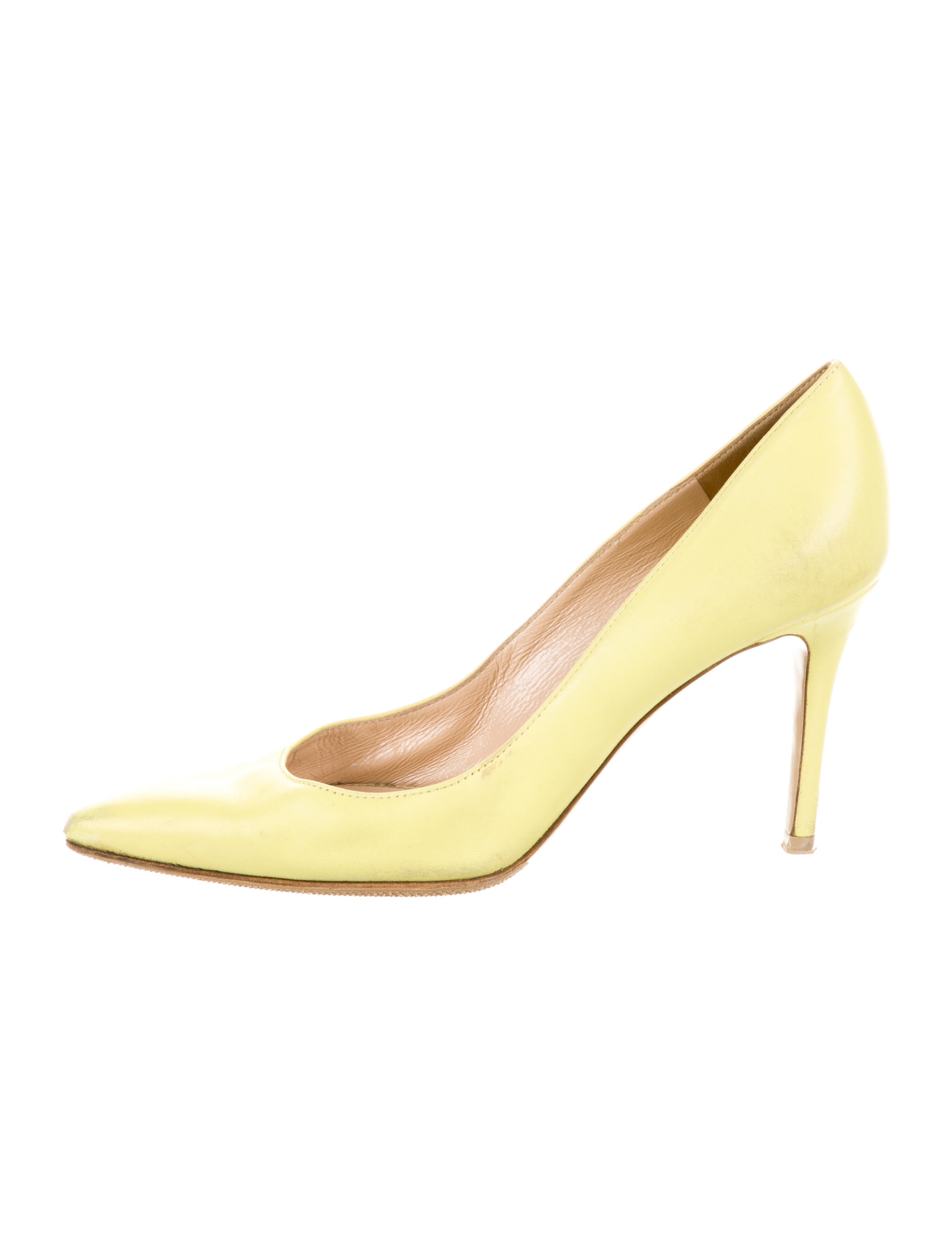 pale yellow pumps