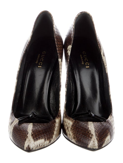 Gucci Interlocking G Logo Embossed Leather Pumps
