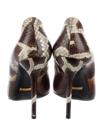 Gucci Interlocking G Logo Embossed Leather Pumps
