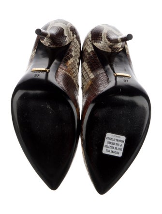 Gucci Interlocking G Logo Embossed Leather Pumps