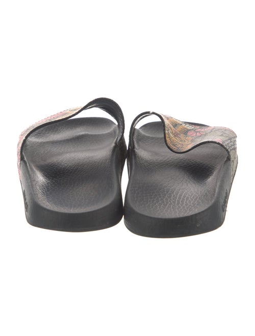 Gucci GG Supreme Slides