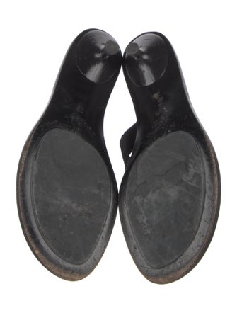 Gucci Interlocking G Logo Leather T-Strap Sandals