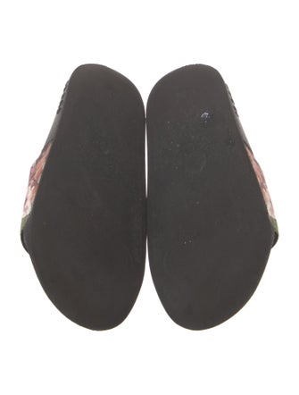 Gucci Pursuit GG Supreme Slides