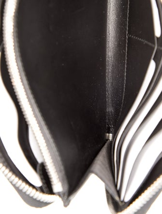 Gucci GG Signature Clutch