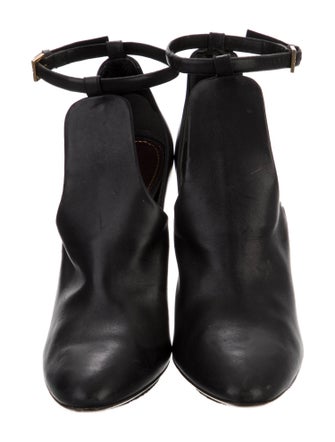 Gucci Leather T-Strap Pumps