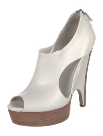 Gucci Leather Cutout Accent Pumps