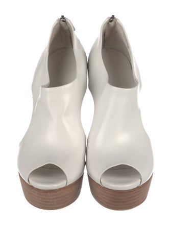 Gucci Leather Cutout Accent Pumps