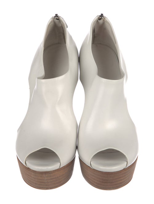 Gucci Leather Cutout Accent Pumps