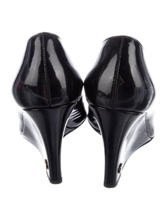 Gucci Interlocking G Logo Patent Leather Pumps