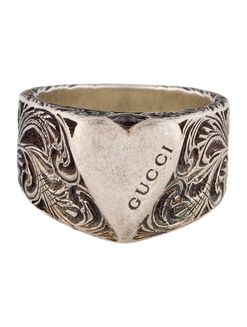 Gucci Engraved Heart Signet Ring