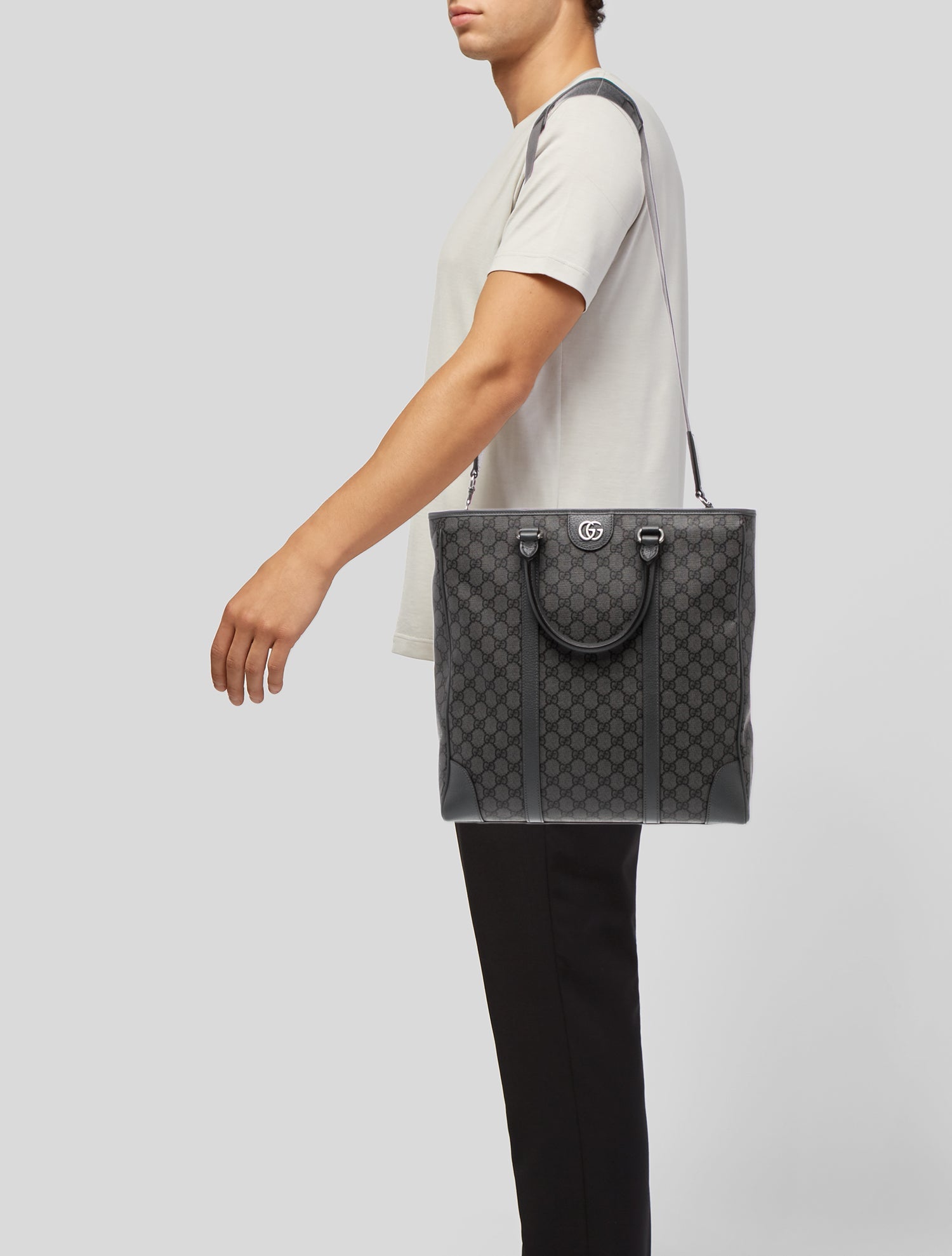 Gucci GG Supreme Tote Medium