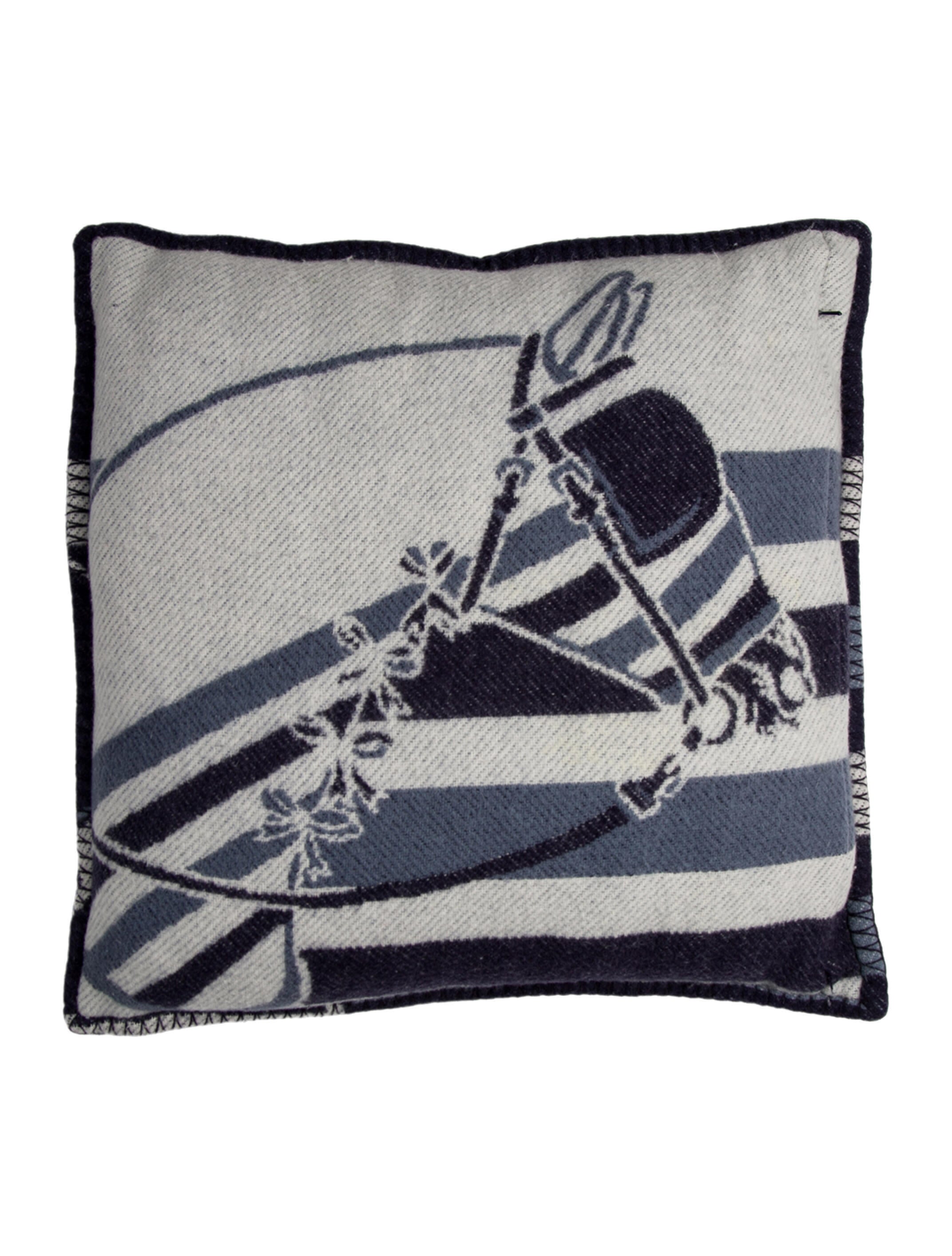 Hermès Couvertures Nouvelles Throw Pillow