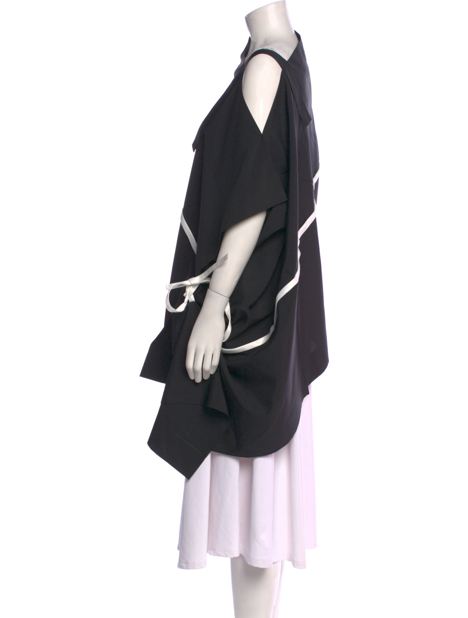 Issey Miyake One-Shoulder Three-Quarter Sleeve Sweatshirt