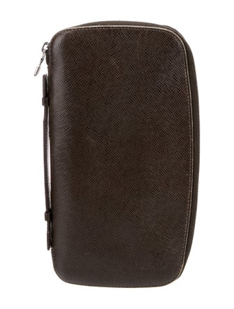 Louis Vuitton  Louis Vuitton Taiga Atoll travel case