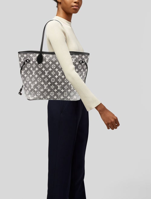 Louis Vuitton LV Monogram Neverfull w/Pouch MM