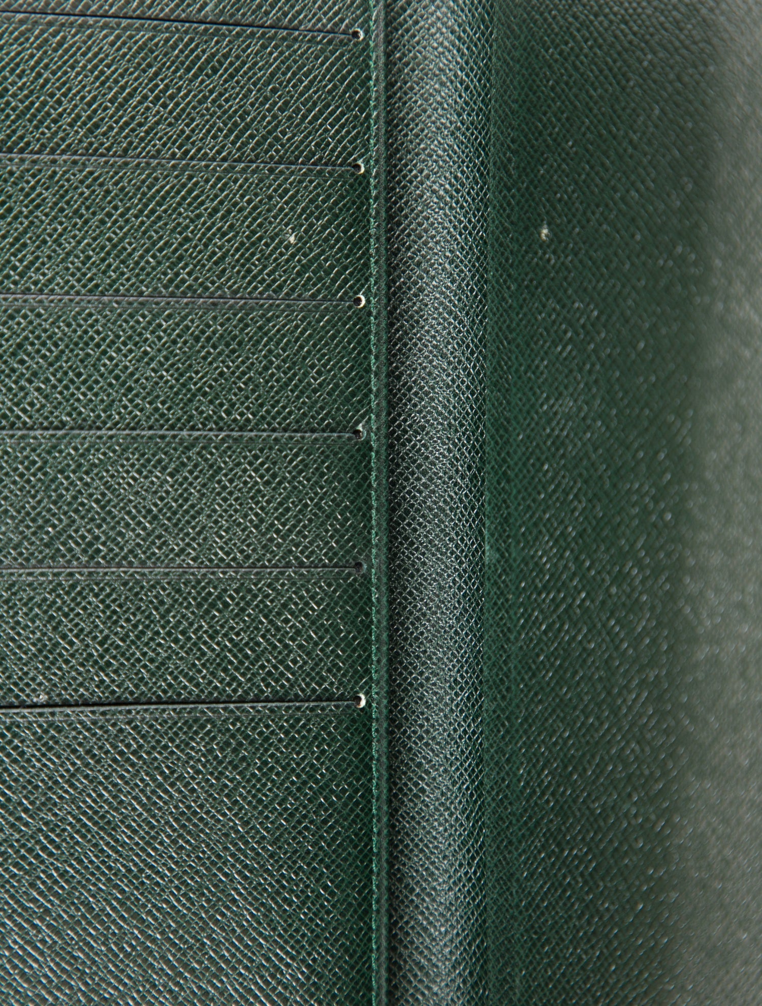 Louis Vuitton Taiga Leather Porte-Valeurs Cartes Crédit