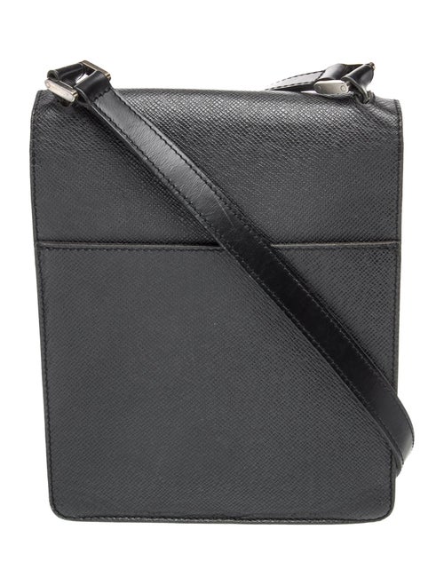 Louis Vuitton Taiga Leather Reporter