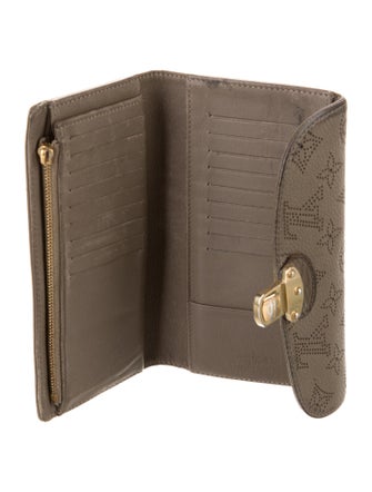 Louis Vuitton 2009 LV Monogram Amelia Wallet