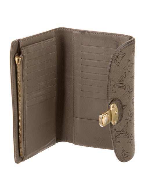 Louis Vuitton 2009 LV Monogram Amelia Wallet