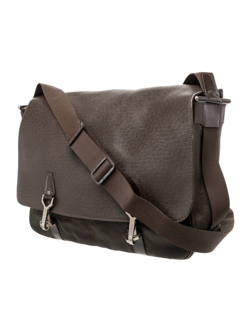 Louis Vuitton Taiga Leather Dersou