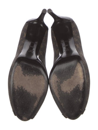 Louis Vuitton LV Monogram Canvas Pumps