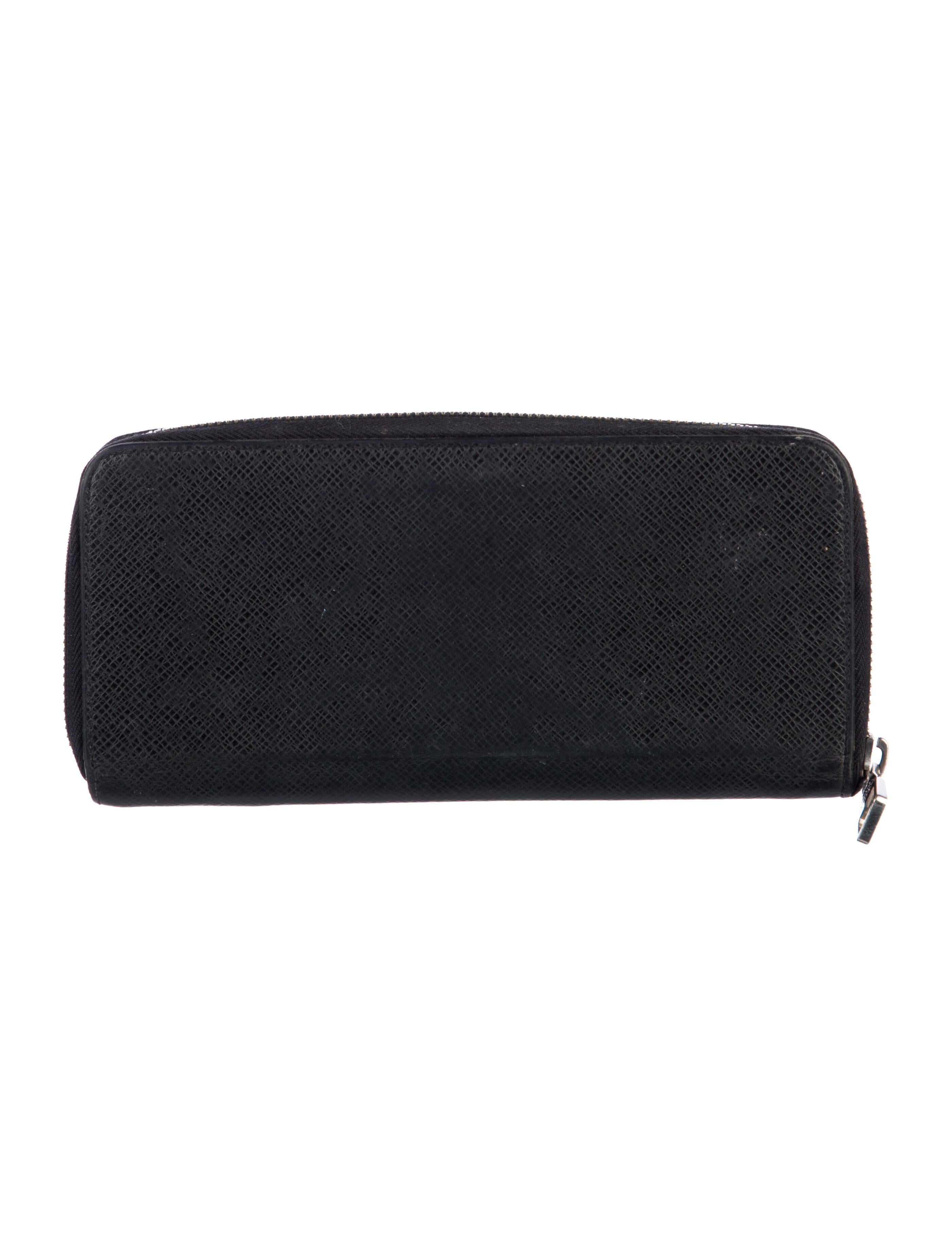 Louis Vuitton 2014 Taiga Leather Zippy Wallet
