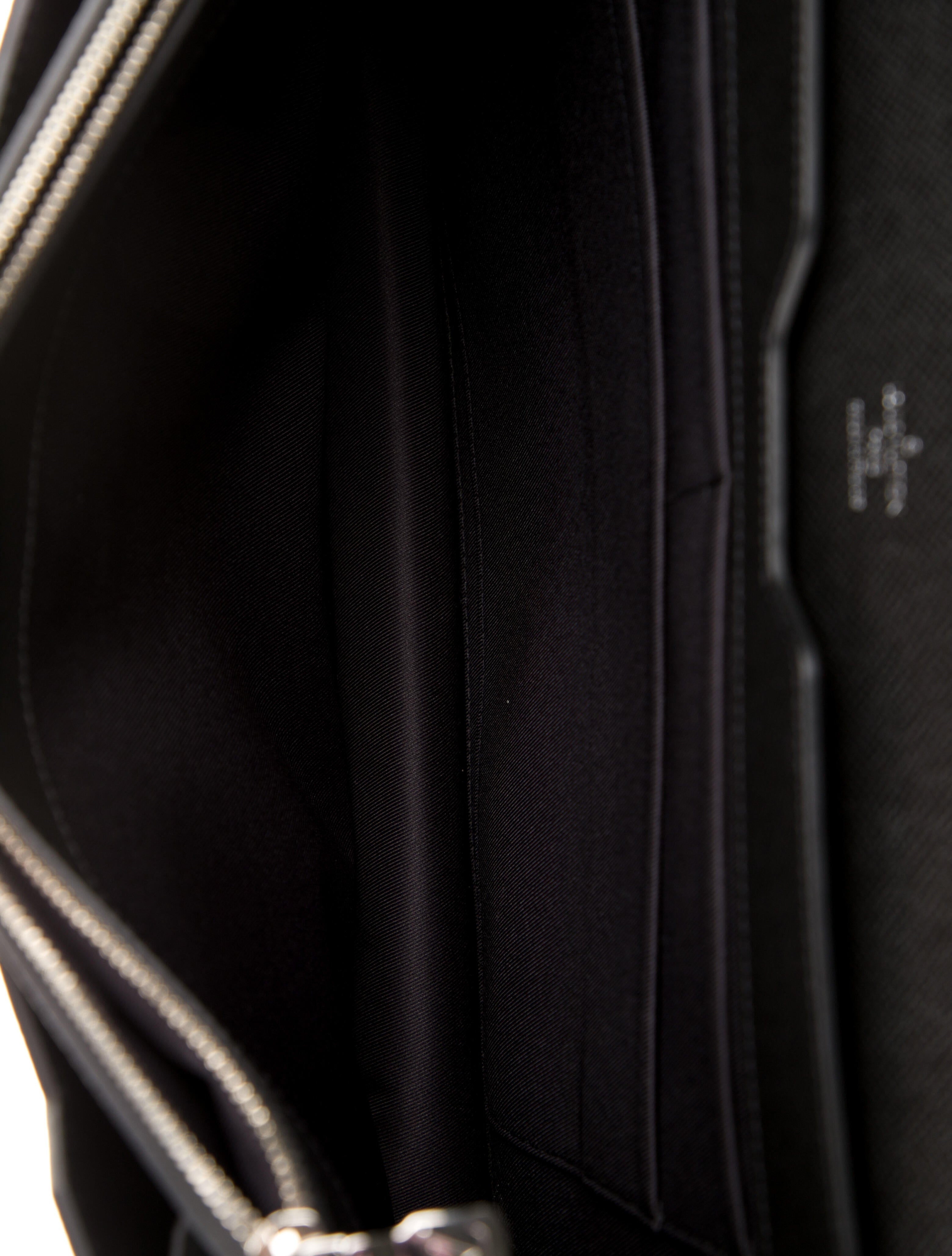 Louis Vuitton Taiga Associe Cartable 1