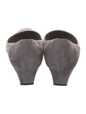 Manolo Blahnik Listony Suede Pumps