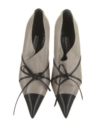 Manolo Blahnik Leather Bow Accents Pumps