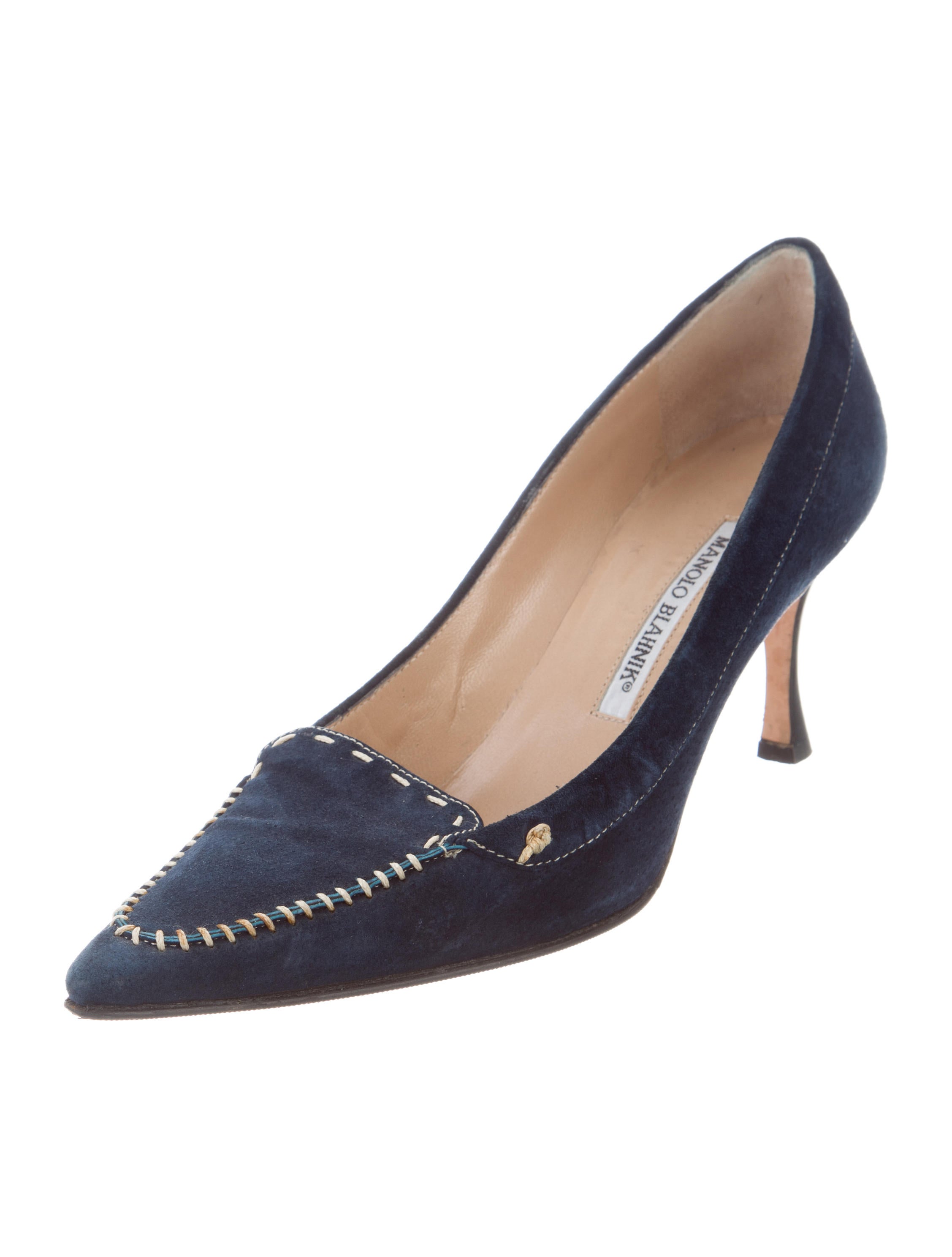 Pointy-toe shoes, hopelessly out of style? This pointy toe 5 inch heel stiletto pump comes in many colors and prints to match your whole wardrobe.