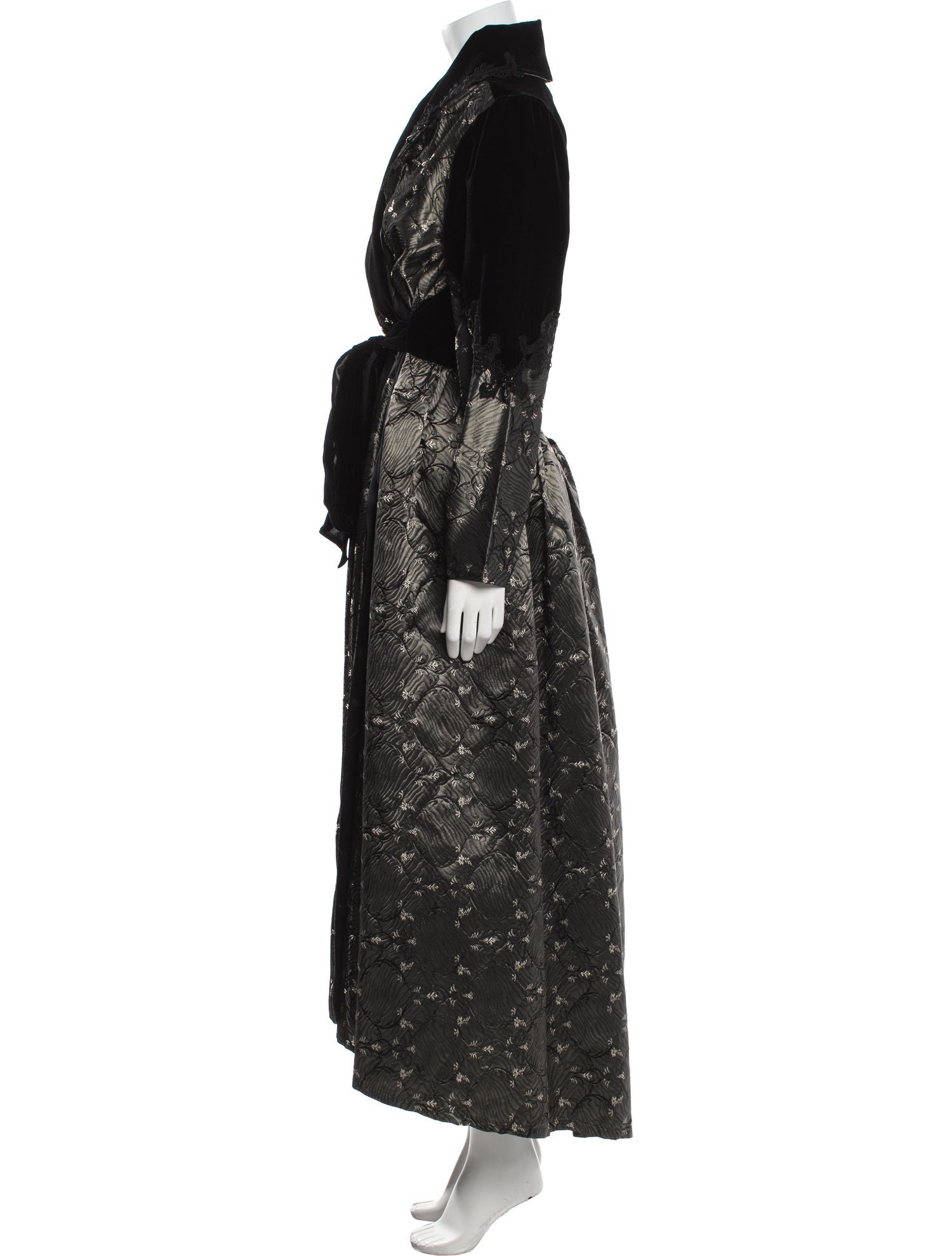 Neiman Marcus Embroidered Accent Robe