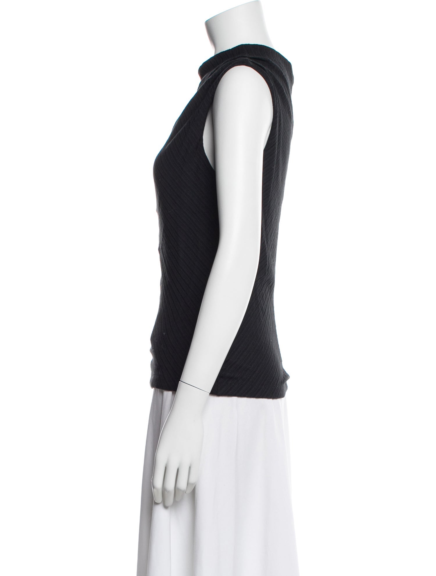Rùadh Asymmetrical Sleeveless Top